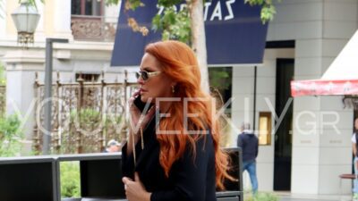 Η Σίσσυ Χρηστίδου μαυροφορεμένη με το κινητό στο χέρι στην Αθήνα