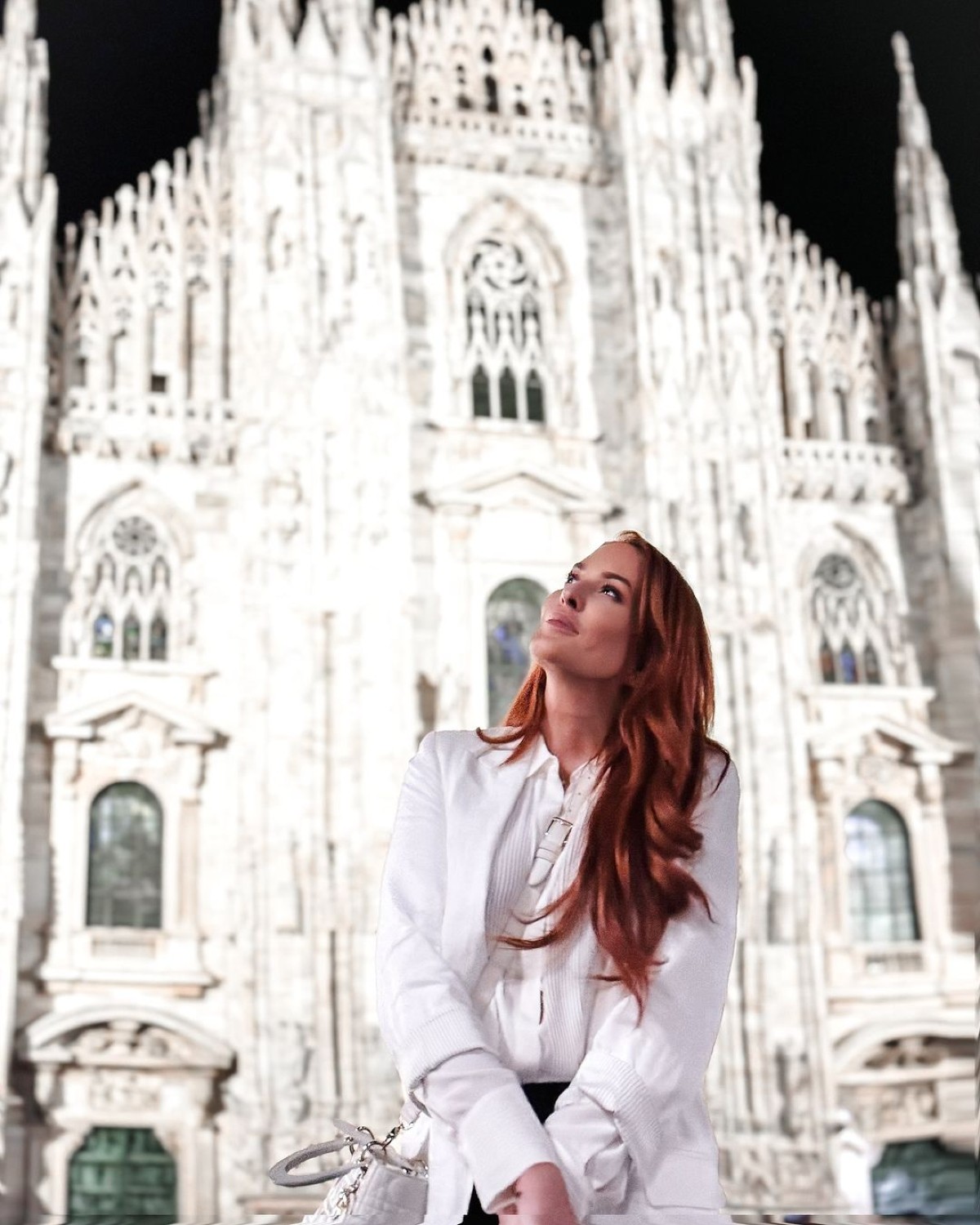 Η Σίσσυ Χρηστίδου μπροστά από τη Duomo στο Μιλάνο