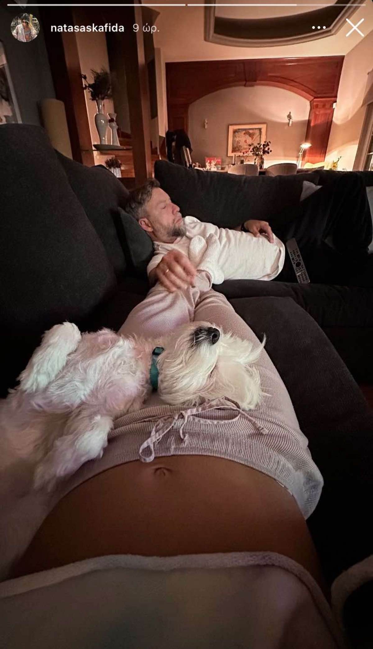 Ο Βαρδής και η Σκαφίδα στο σαλόνι του σπιτιού τους