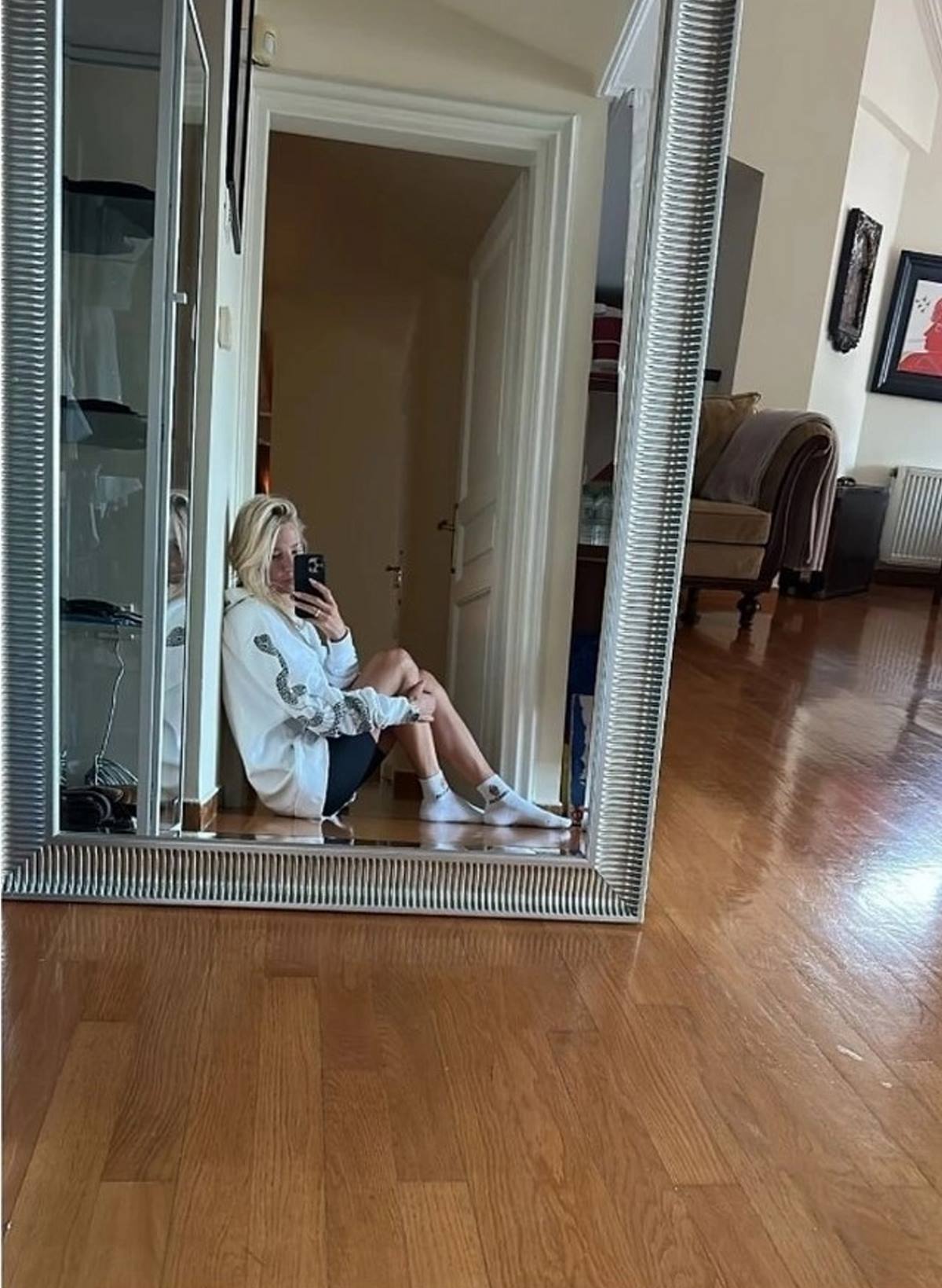 Η Φαίη Σκορδά φωτογραφίζεται στον καθρέφτη ΙΚΕΑ