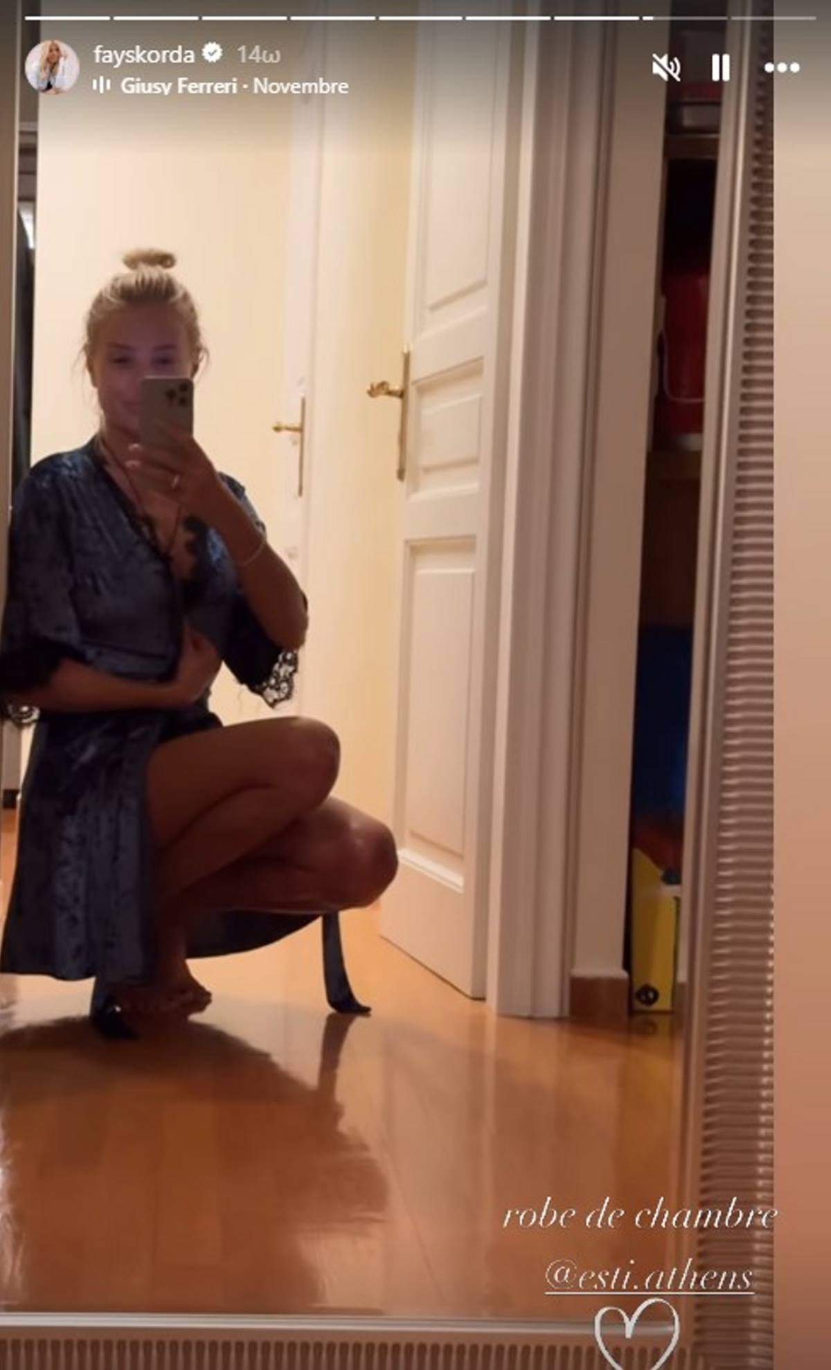 H Φαίη Σκορδά φωτογραφίζεται με νυχτικό σε καθρέφτη ΙΚΕΑ