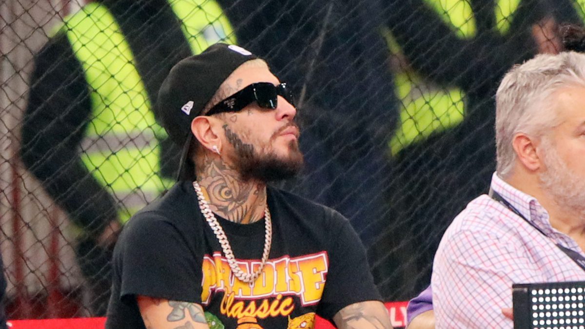 Ο Snik σε έξοδό του με γυαλιά και καπέλο