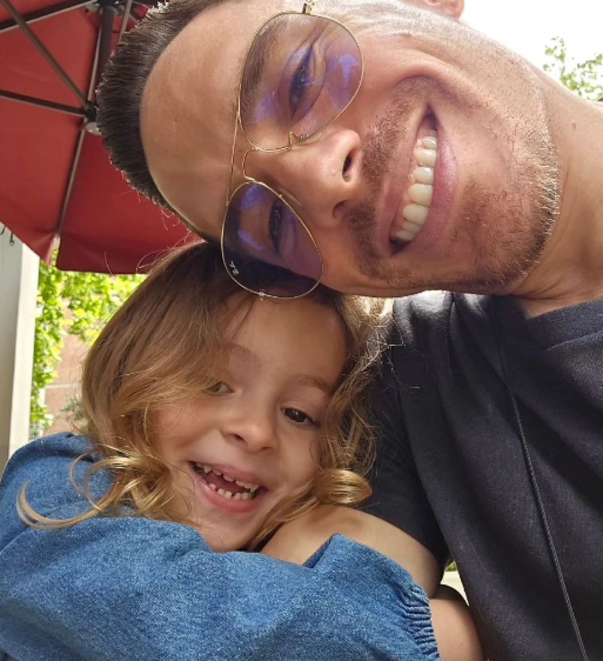 Η Σοφία και ο μπαμπάς της Λευτέρης Πετρούνιας χαμογελαστοί