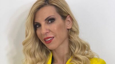 Η Σοφία Πολυζωγοπούλου με μπούκλες και κίτρινο σακάκι