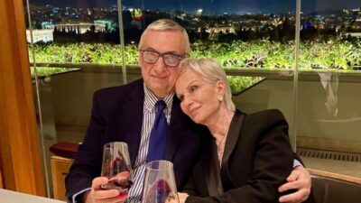 Ο Δημήτρης Σούρας αγκαλιά με την σύζυγό του σε εστιατόριο