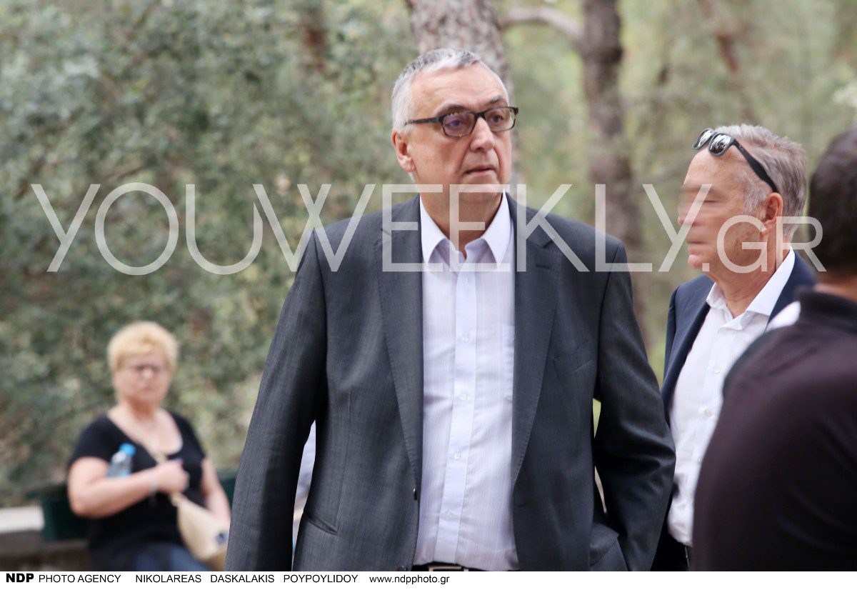 Ο Δημήτρης Σούρας με γκρι σακάκι και ανοιχτό γαλάζιο πουκάμισο