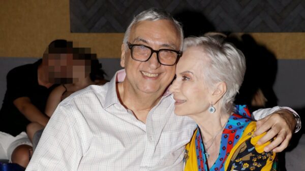 Ο Δημήτρης Σούρας αγκαλιά με την σύζυγό του