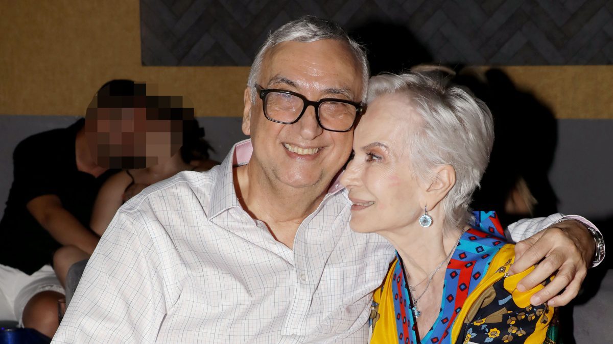 Ο Δημήτρης Σούρας αγκαλιά με την σύζυγό του