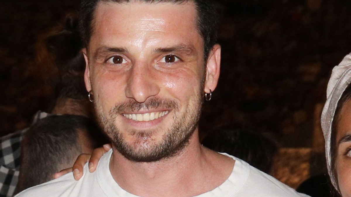 Ο Σπύρος Χατζηαγγελάκης σε βραδινή έξοδο.