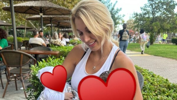 Η Κωνσταντίνα Σπυροπούλου με τα παιδιά της σε καφετέρια