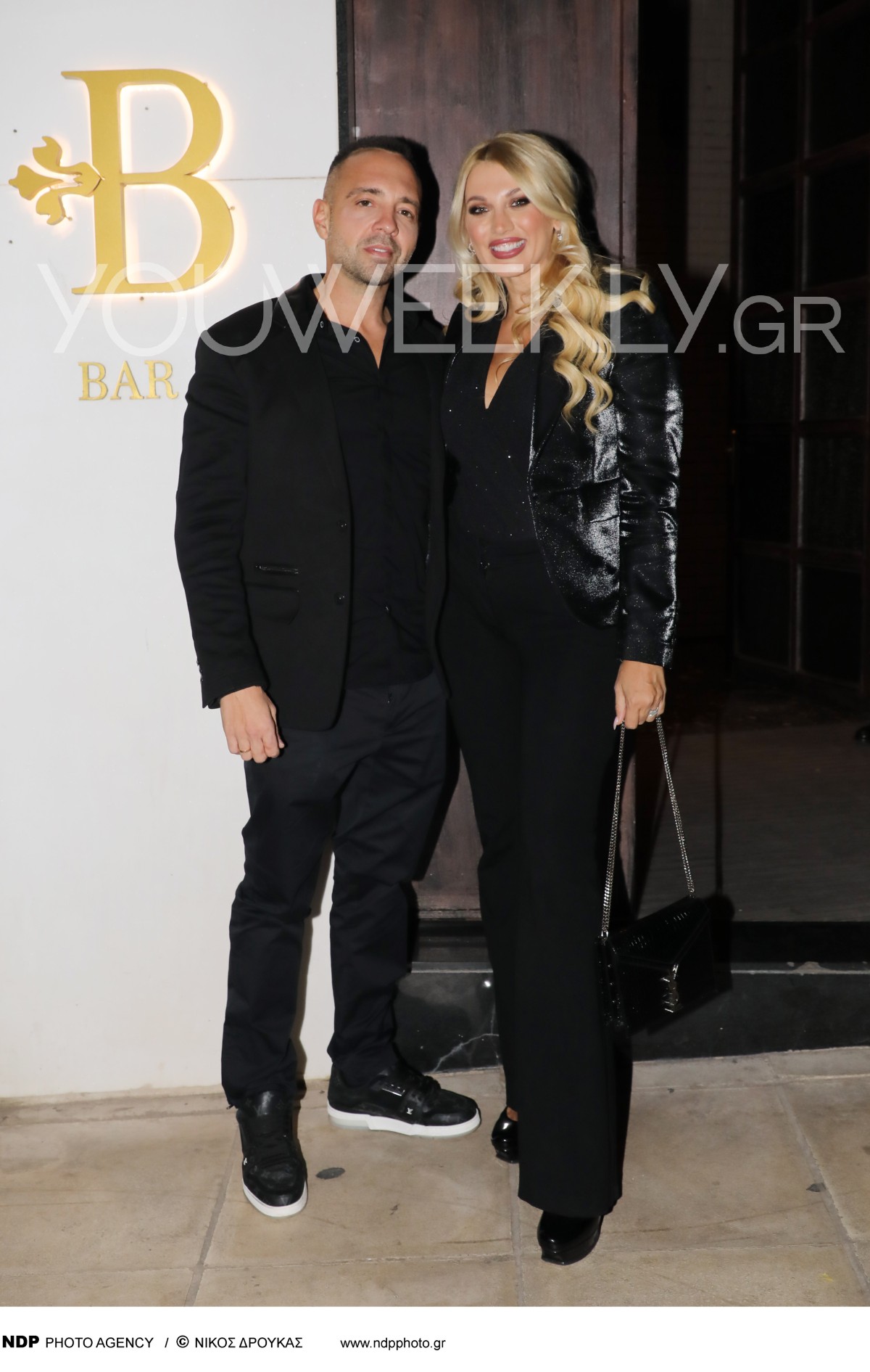 Η Κωνσταντίνα Σπυροπούλου με τον Βασίλη Σταθοκωστόπουλο σε έξοδό τους ντυμένοι στα μαύρα