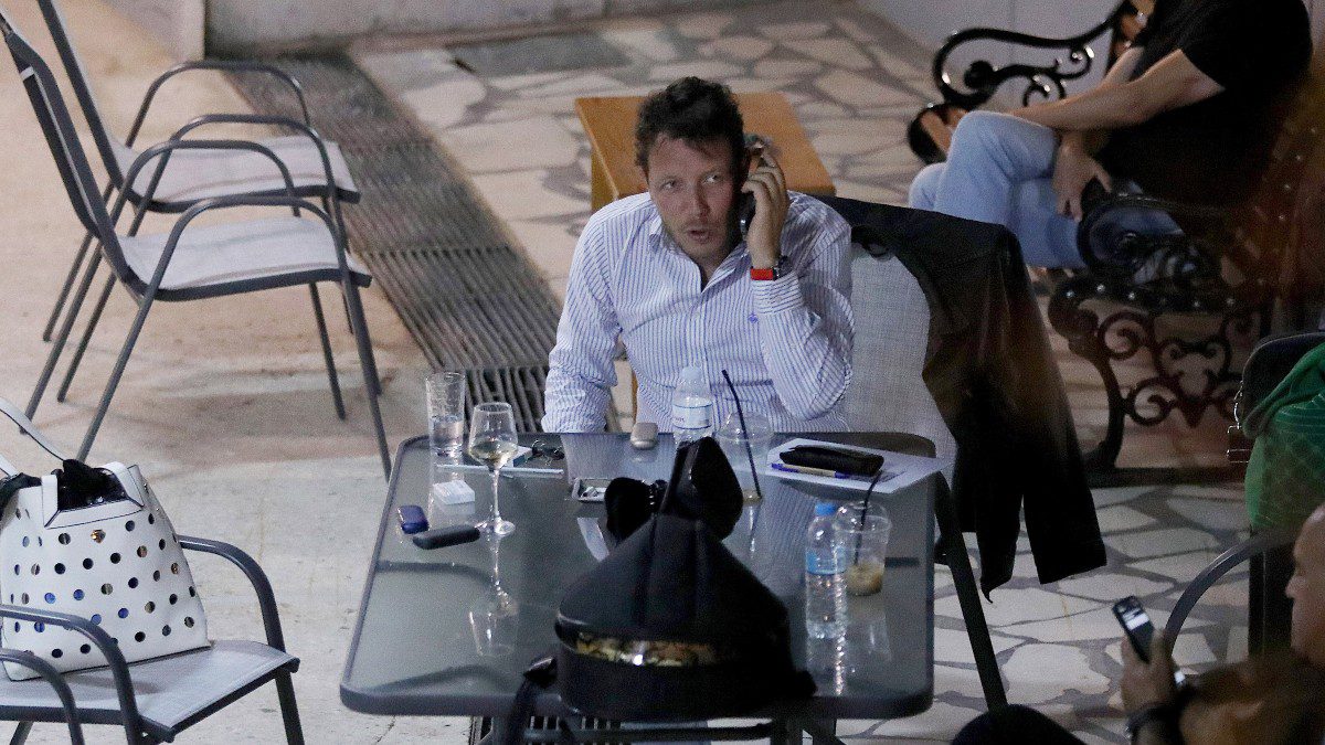 Ο Σπύρος Δημητρίου σε παλιά έξοδό του μιλώντας στο τηλέφωνο