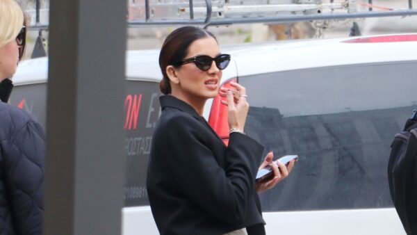 Η Σταματίνα Τσιμτσιλή στο κέντρο της Αθήνας.