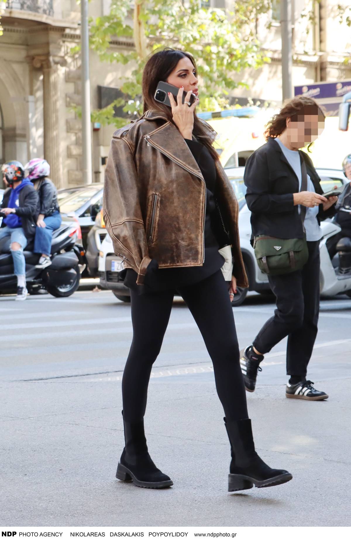 H Σταματίνα Τσιμτσιλή με δερμάτινο μπουφάν στην Αθήνα