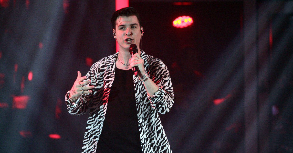 Ο Στέφανος Πιτσίνιαγκας τραγουδάει τις μεγάλες του επιτυχίες