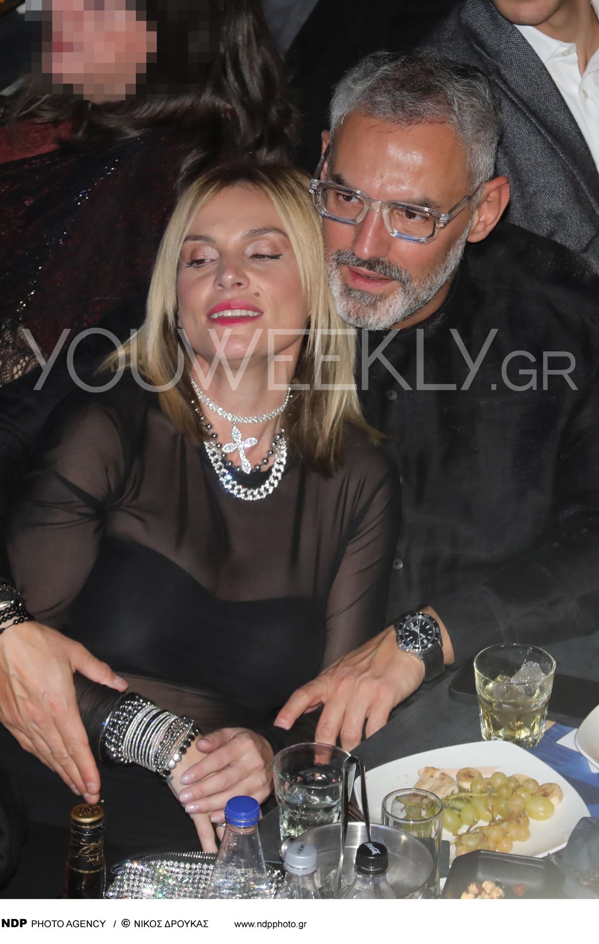 Η αγκαλιά της Ελεωνόρας Ζουγανέλη και του Νίκου Συρίγου στο θέατρο Άλσος