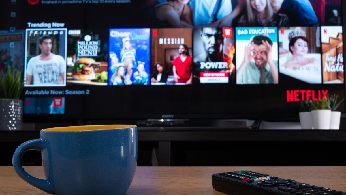 Τηλεόραση με μία κούπα μπροστά πάνω σε τραπέζι