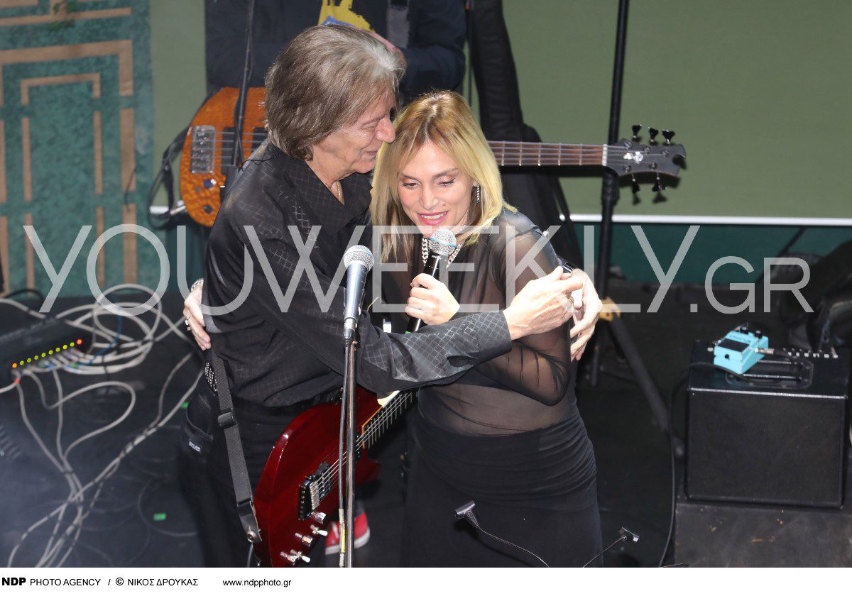 Ο Κώστας Τουρνάς αγκαλιά με την Ελεωνόρα Ζουγανέλη στη σκηνή