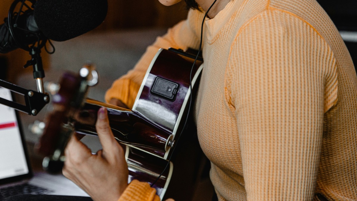 Ποια είναι η πασίγνωστη Eλληνίδα τραγουδίστρια που γρονθοκοπήθηκε από τη σύζυγο του επιχειρηματία που είχε σχέση;