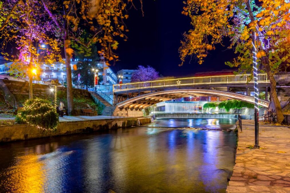 Η γέφυρα στα Τρίκαλα το βράδυ