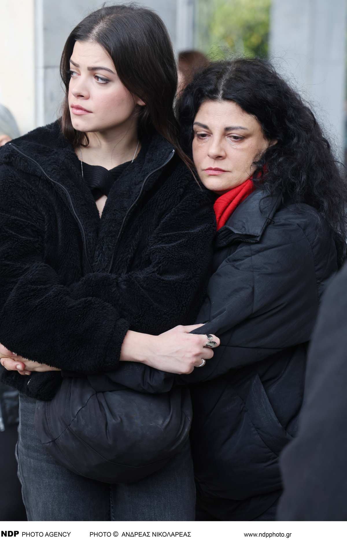 Η Τρύπη και η Καζάκου στην κηδεία Μανουσάκη