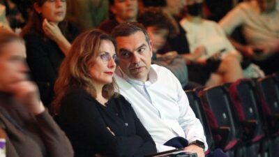 Ο Αλέξης Τσίπρας και η Περιστέρα Μπαζιάνα στην πρώτη σειρά στο θέατρο