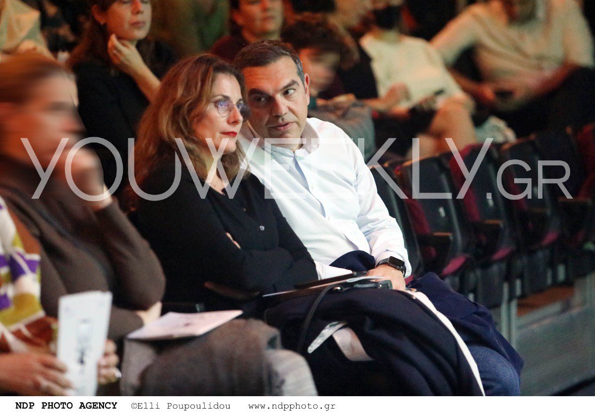Ο Αλέξης Τσίπρας με την σύζυγό του στο θέατρο