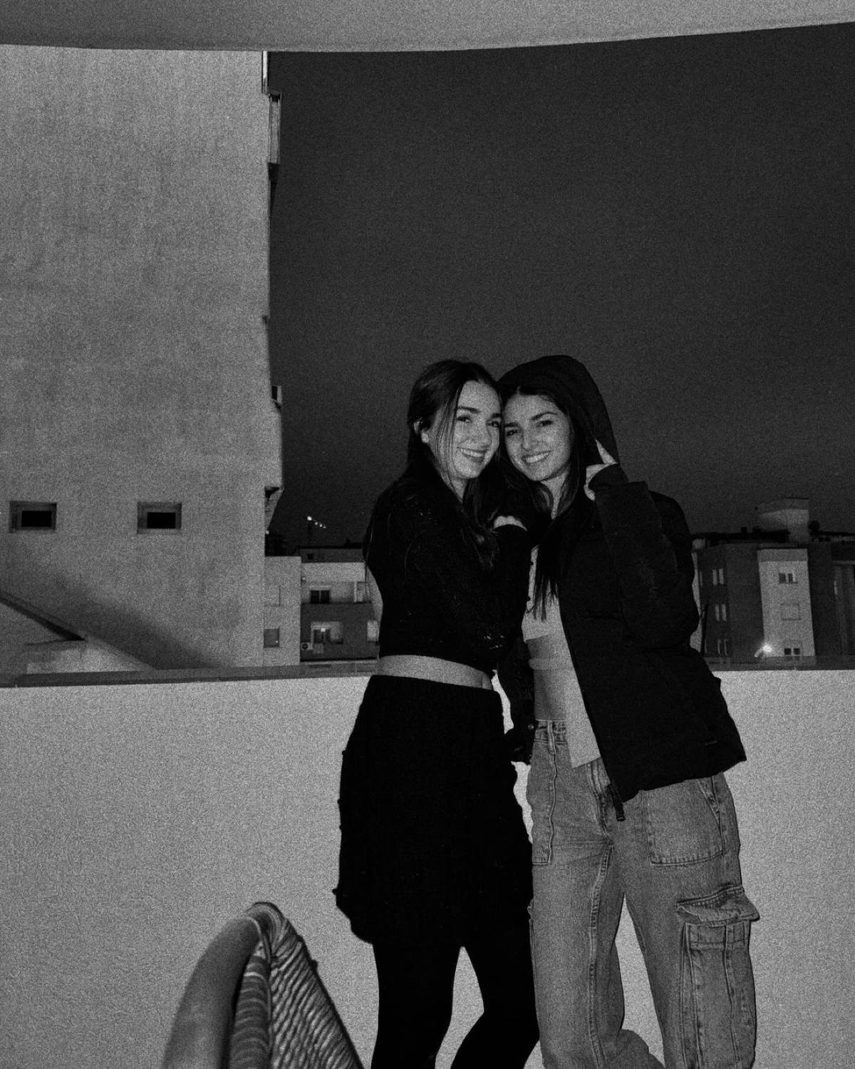 Η Ιφιγένεια Τζόλα με την φίλη της στο Κόσοβο