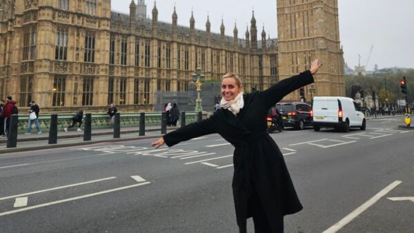 Την ευκαιρία για οληγοήμερες διακοπές έχει η Βασιλική Μιλλούση που ταξίδεψε στο εξωτερικό και πιο συγκεκριμένα στο Λονδίνο.