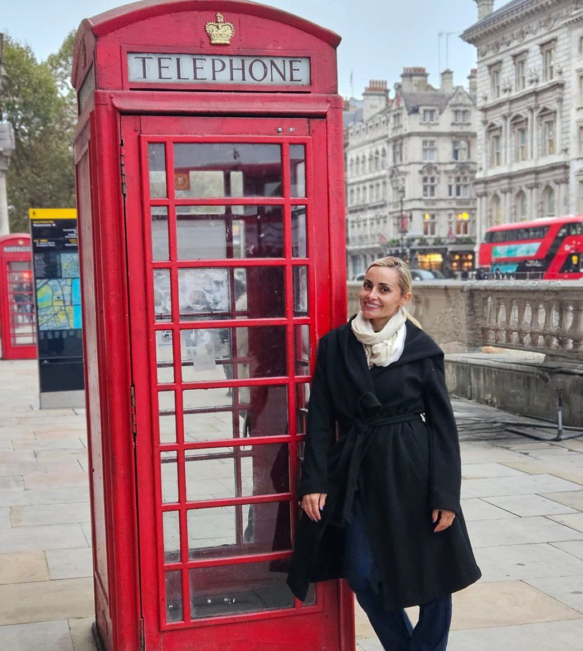 H Βασιλική Μιλλούση που ταξίδεψε στο εξωτερικό και πιο συγκεκριμένα στο Λονδίνο. 