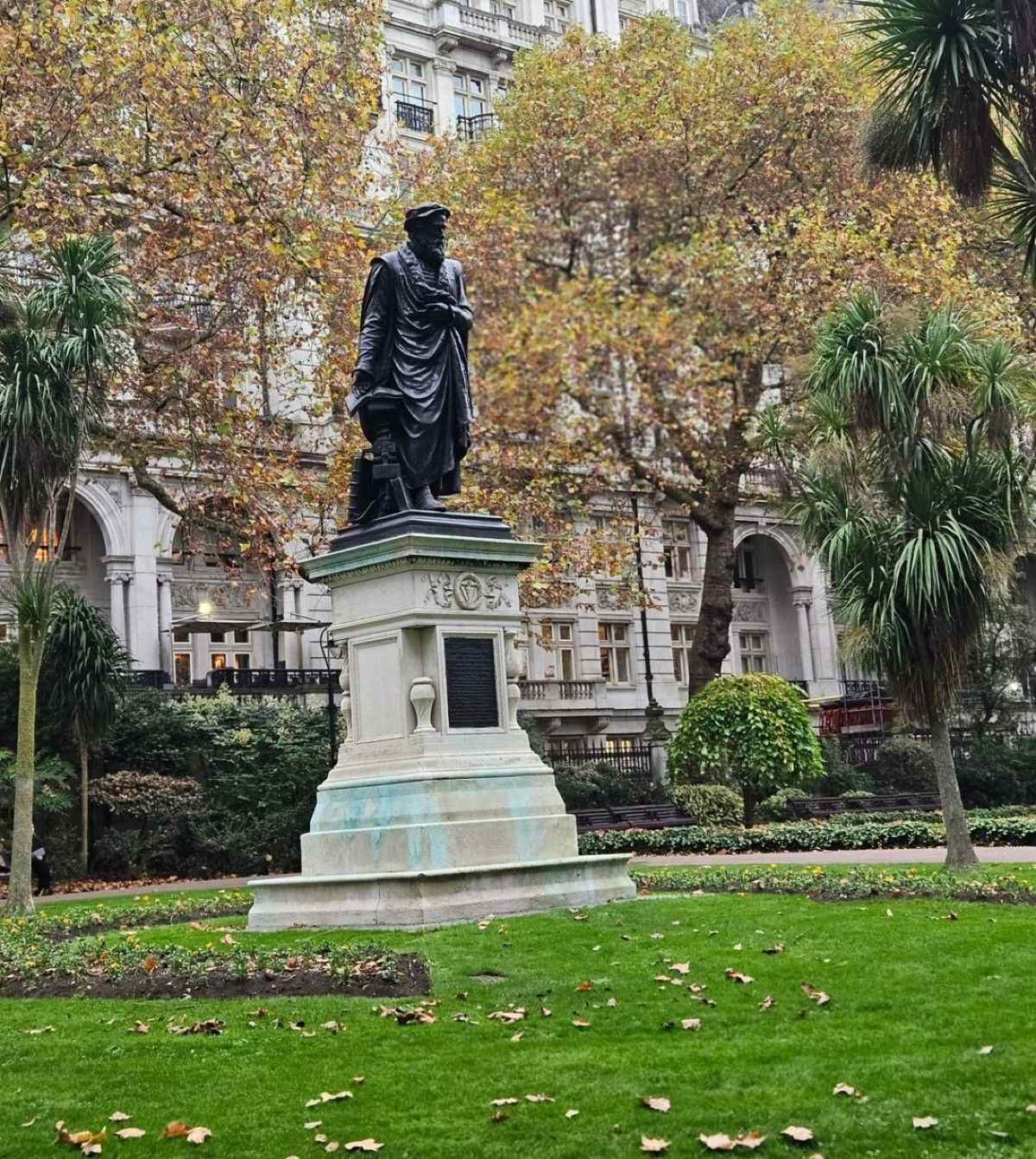 H Βασιλική Μιλλούση που ταξίδεψε στο εξωτερικό και πιο συγκεκριμένα στο Λονδίνο. 