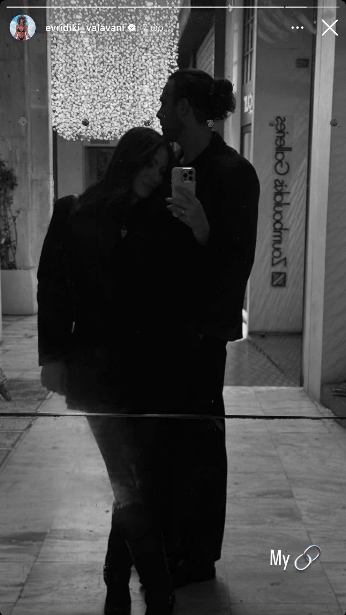 Η Ευρυδίκη Βαλαβάνη και ο Γρηγόρης Μόργκαν σε έξοδό τους σε ασπρόμαυρη φωτογραφία