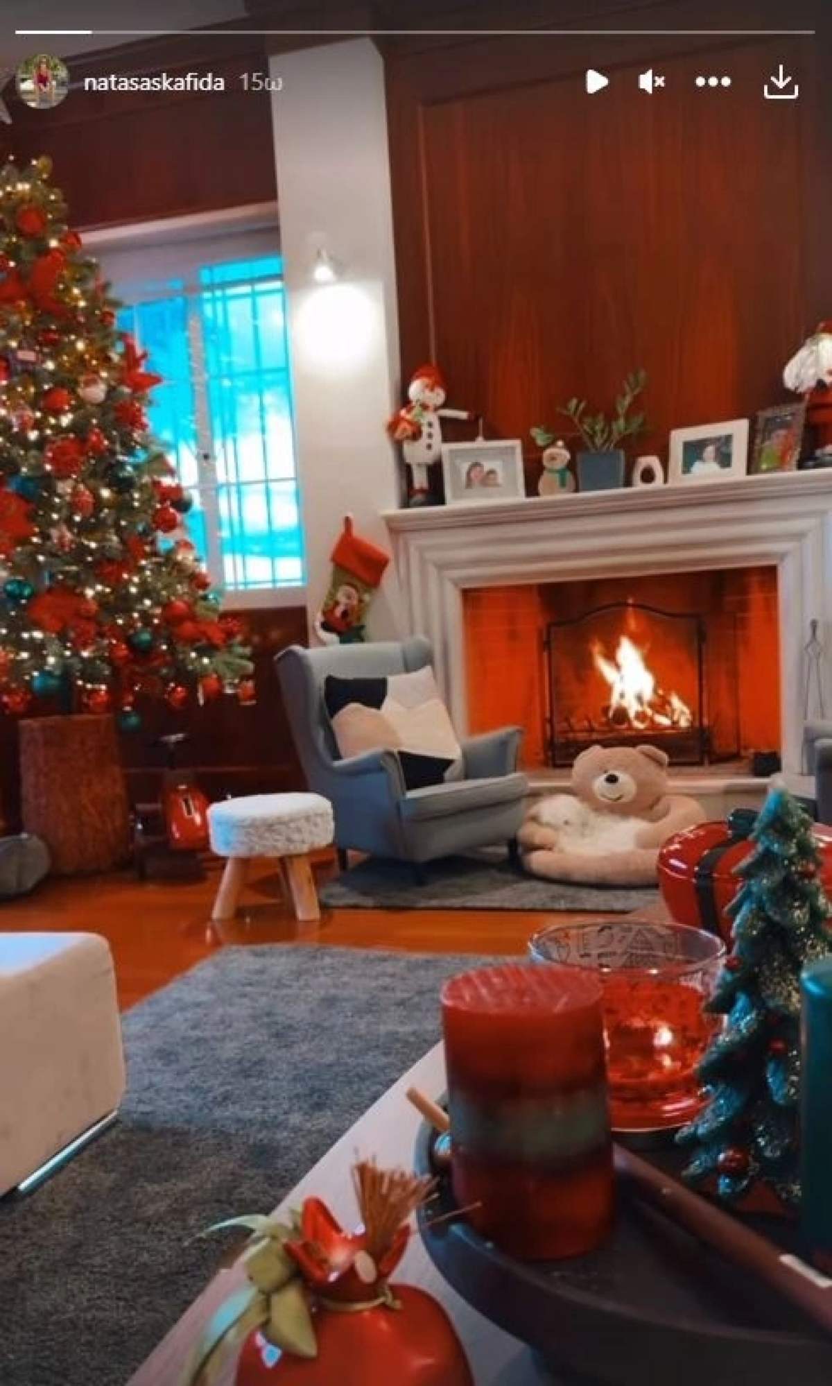 Το στολισμένο σαλόνι στο σπίτι του Γιάννη Βαρδή