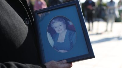 Φωτογραφία της Βέφας Αλεξιάδου από την κηδεία της