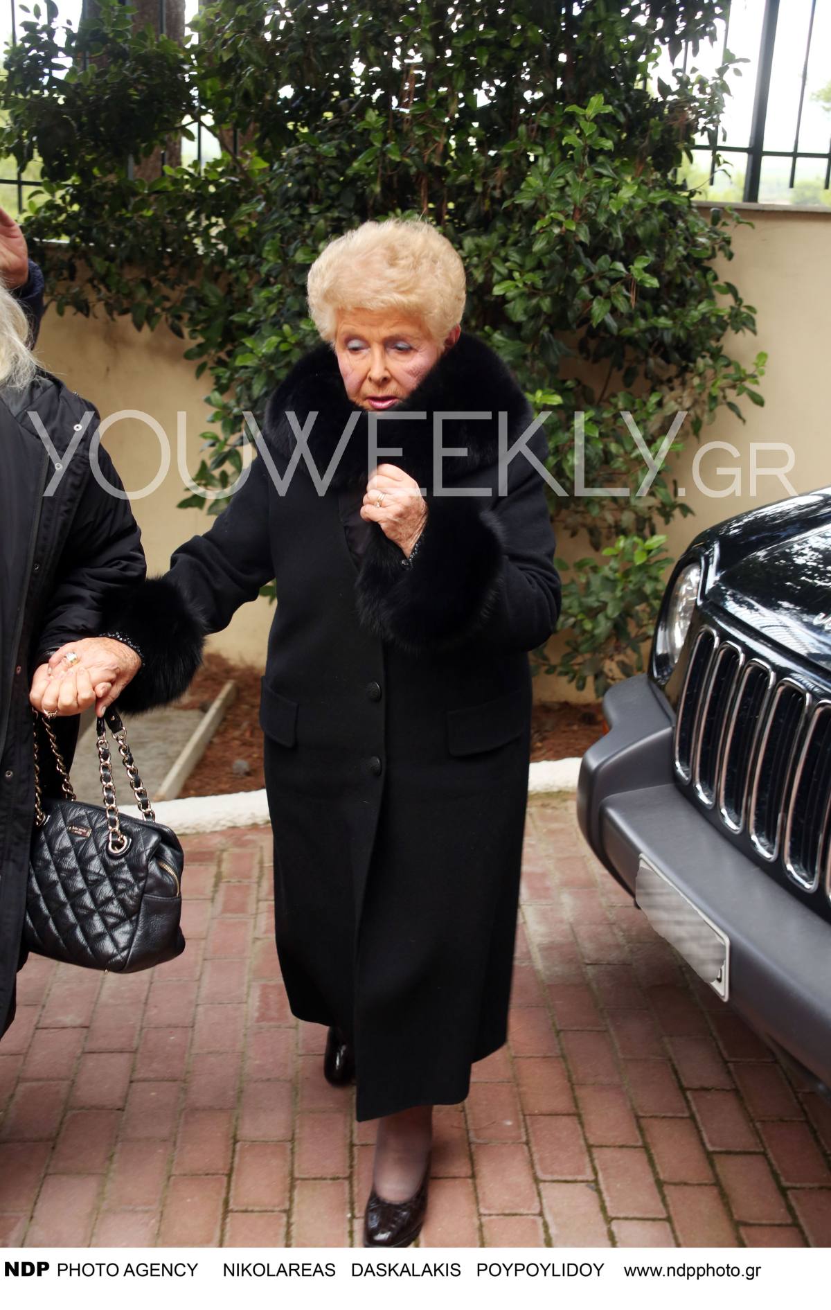 Η Βέφα Αλεξιάδου με μαύρο παλτό σε παλιά της έξοδο