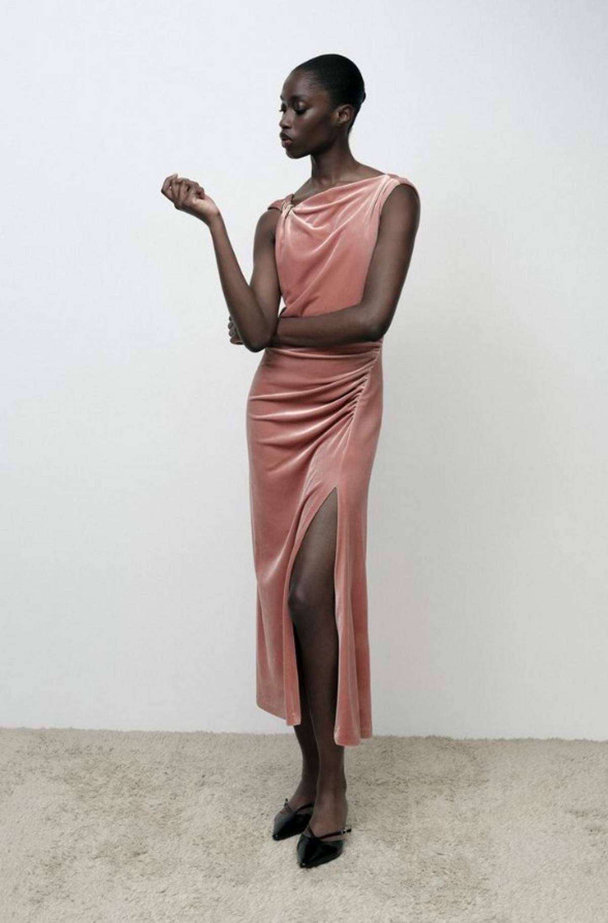 Ροζ βελούδινο φόρεμα με σκίσιμο