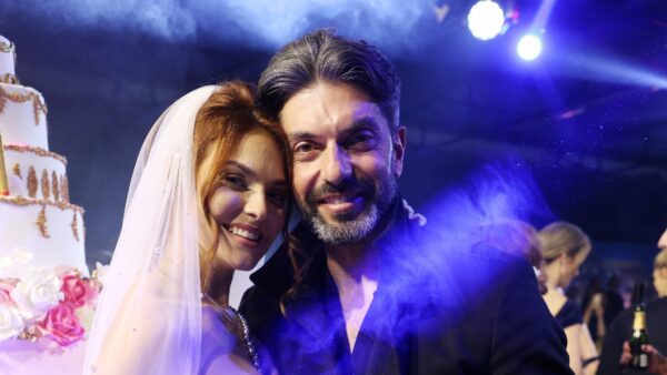 Η Βρισηίδα Ανδριώτου ντυμένη νύφη στην αγκαλιά του Σπύρου Μαρτίκα