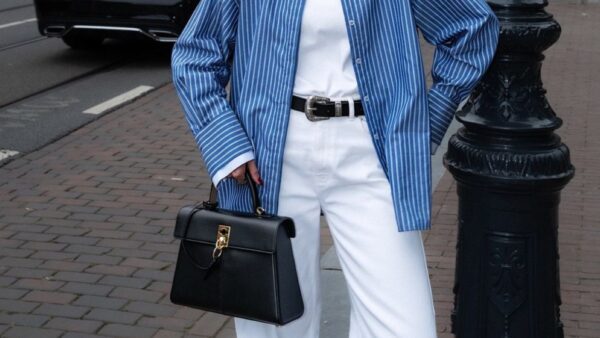 Λευκό τζιν με ριγέ γαλάζιο πουκάμισο και μαύρη τσάντα στο street style