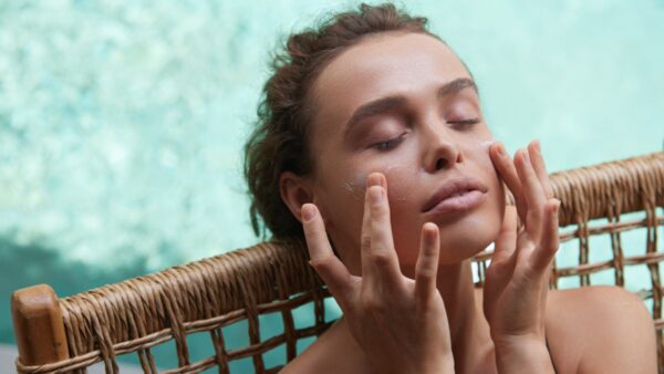 Προϊόν αντιγήρανσης βάζει γυναίκα σε πρόσωπο