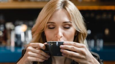 Το μπαχαρικό σε ρόφημα που πίνει γυναίκα και αδυνατίζει