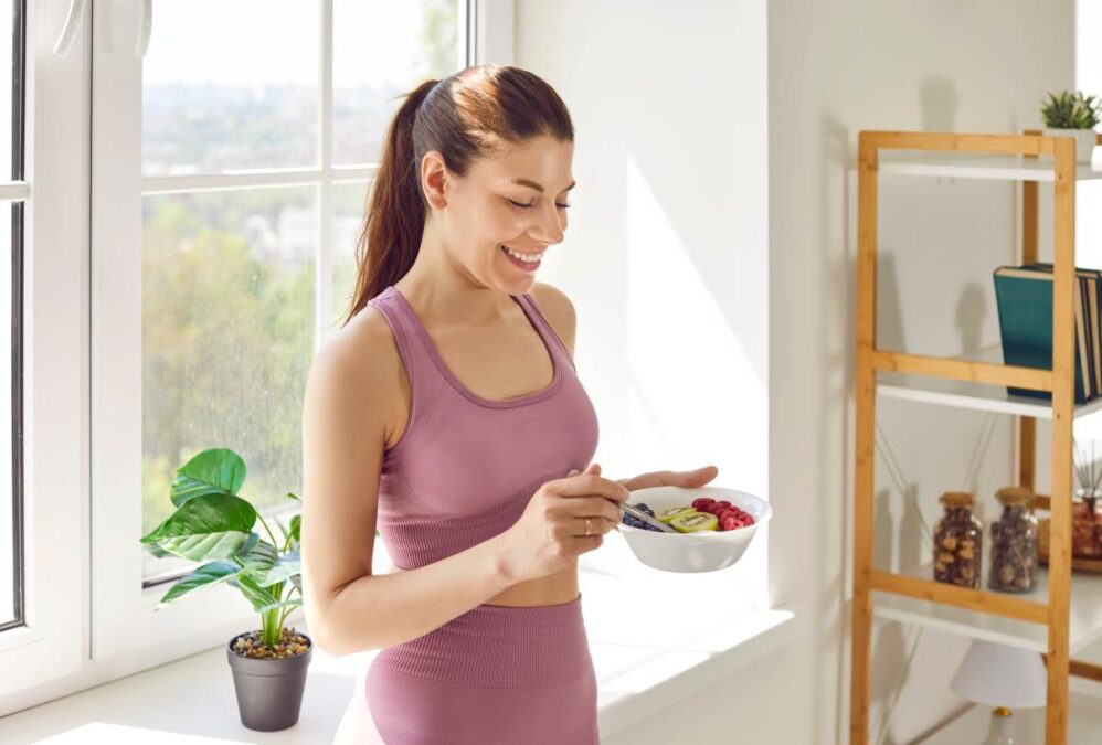 γυναίκα τρώει φρουτοσαλάτα