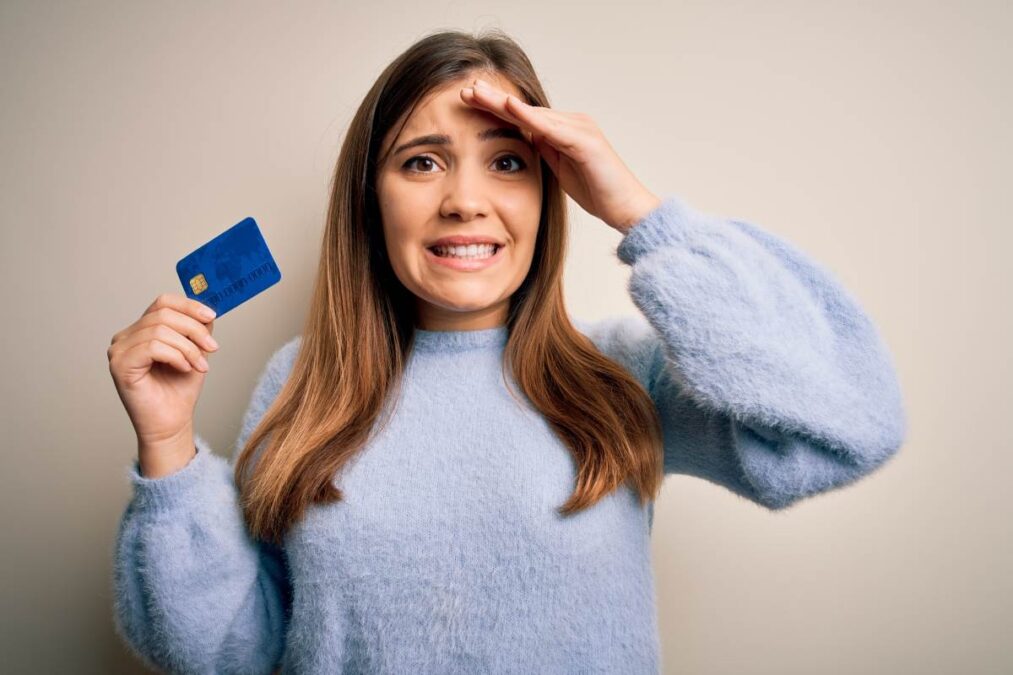 Το πιο βρόμικο πράγμα σε μια τσάντα είναι η πιστωτική που κρατά κοπέλα