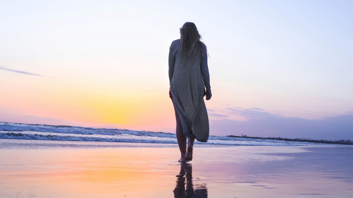 Γυναίκα σε προεμμηνόπαυση στη θάλασσα