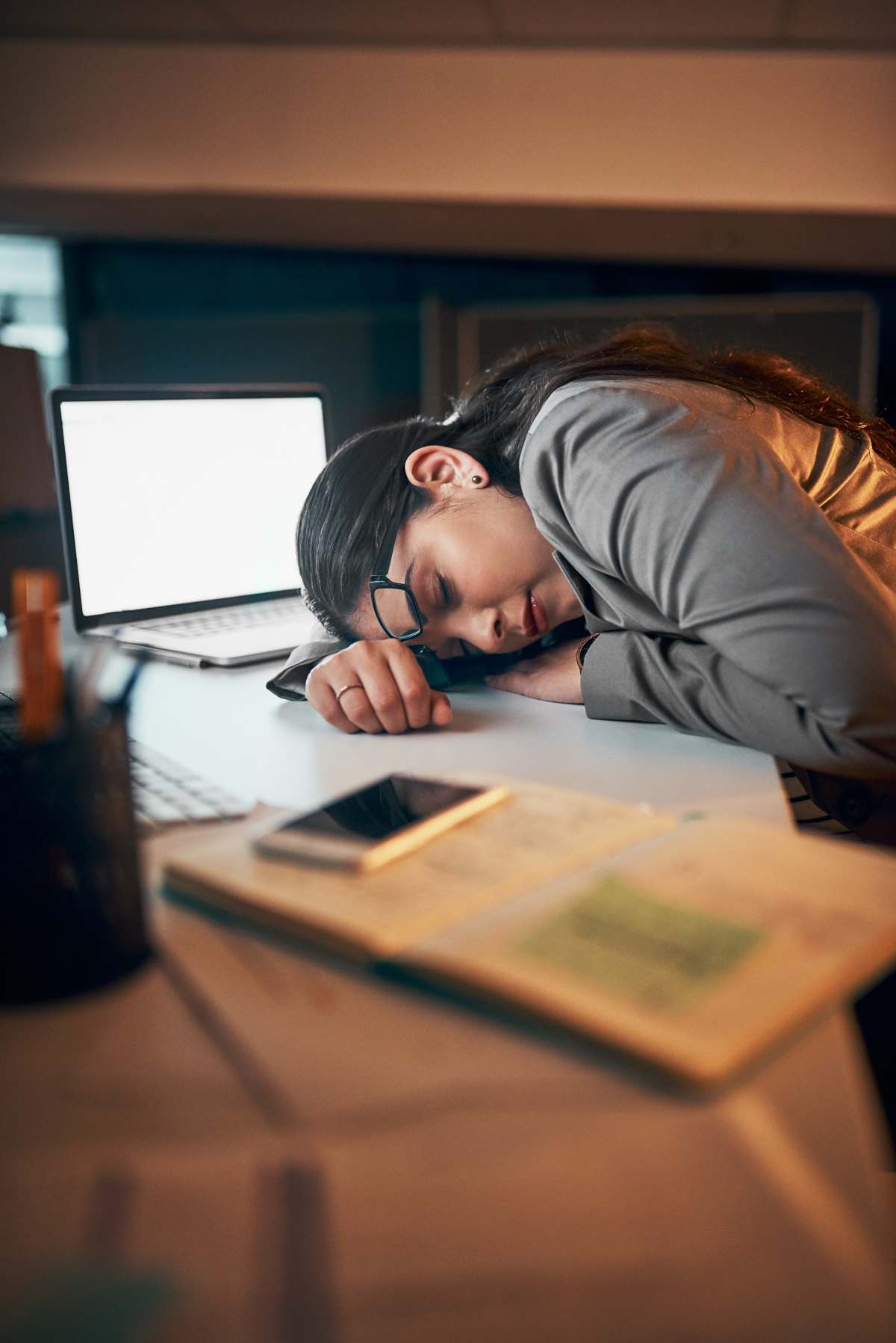 Ο πολύ ύπνος σε γυναίκα που κοιμάται πάνω στο γραφείο της