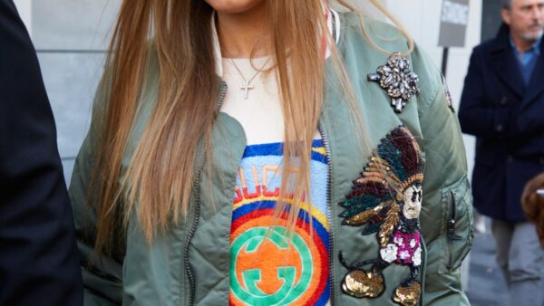 Γυναίκα με σκουλαρίκια και bomber στο street style