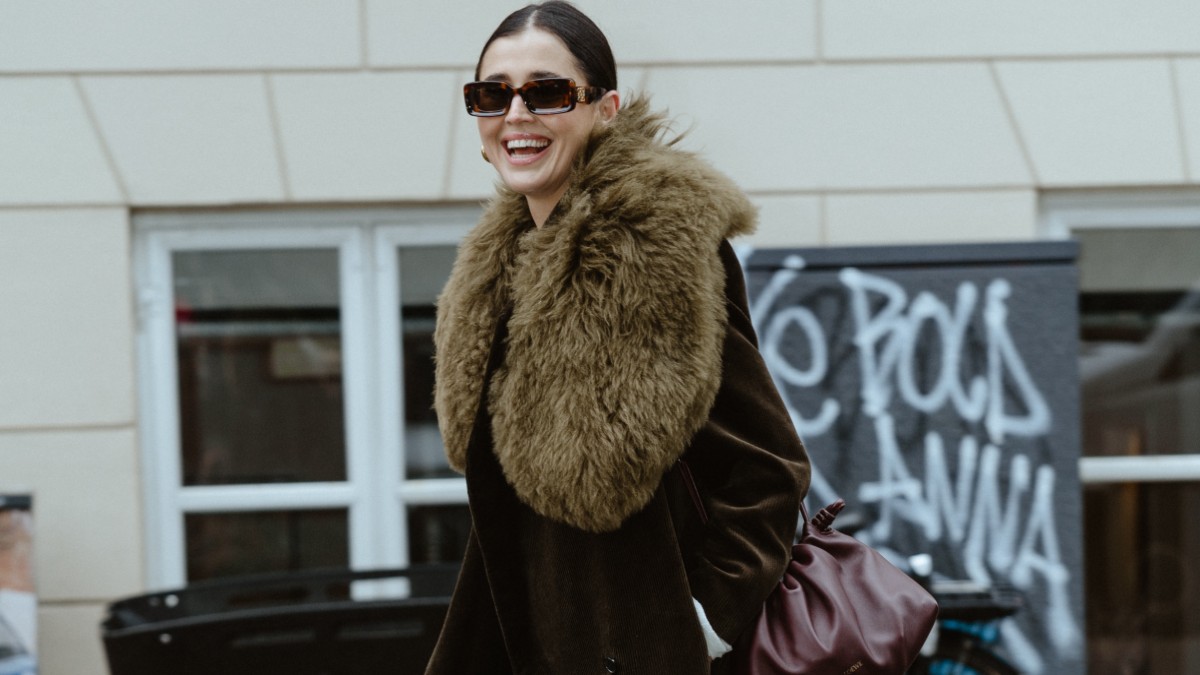 Γυναίκα δείχνει Instagram trends στο street style