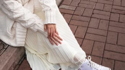 γυναίκα με καλσόν και λευκό σύνολο