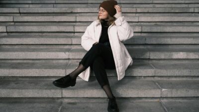 κοπέλα φοράει λευκό τον χειμώνα με μπουφάν