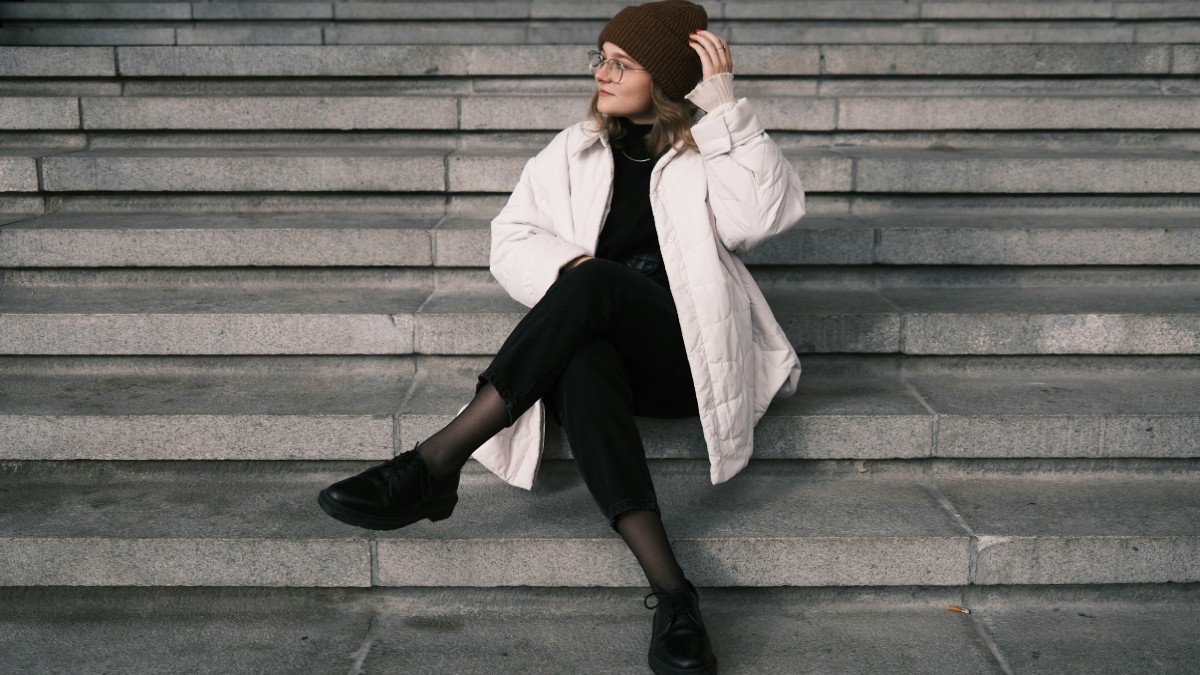 κοπέλα φοράει λευκό τον χειμώνα με μπουφάν