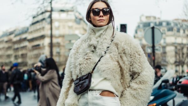 Γυναίκα στοstreet style με κομψό παντελόνι και λευκή γούνα